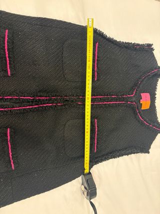 Chaleco largo Vilagallo negro con detalles fucsia