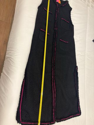 Chaleco largo Vilagallo negro con detalles fucsia