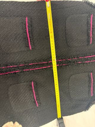 Chaleco largo Vilagallo negro con detalles fucsia