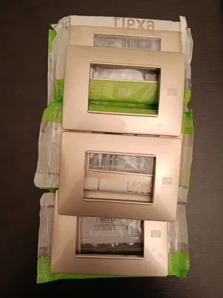 Placca 3 moduli Simon Urmet oro satinato