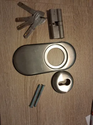 Cilindro y llaves para puerta blindada