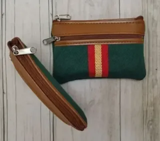 OFERTA. MONEDERO VERDE LONA / POLIPIEL CON BANDERA