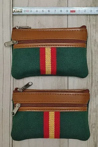 OFERTA. MONEDERO VERDE LONA / POLIPIEL CON BANDERA