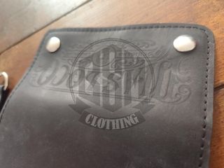 Portafoglio nero con catena