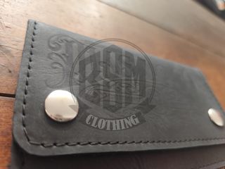 Portafoglio nero con catena