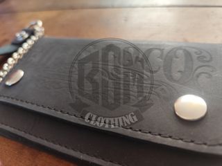 Portafoglio nero con catena