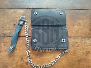 Portafoglio nero con catena