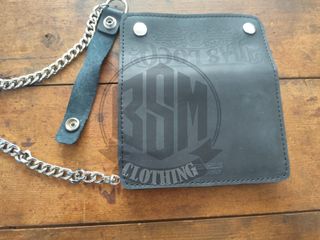 Portafoglio nero con catena