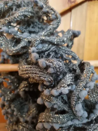 Sciarpa in lana grigia con fili argentati