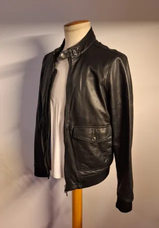 Chaqueta bomber de piel negra