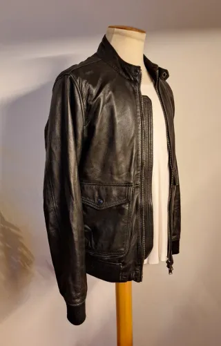 Chaqueta bomber de piel negra
