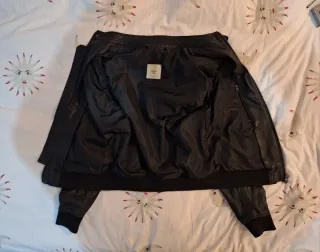 Chaqueta bomber de piel negra