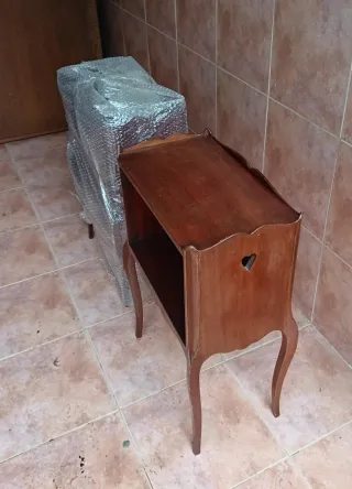 2 Mesitas de noche clásicas de madera