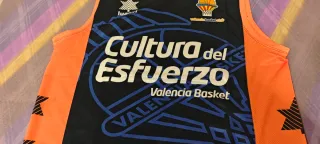 Camiseta del Valencia Basket. Talla S.