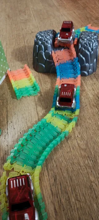 Pista costruibile con macchinine e dossi