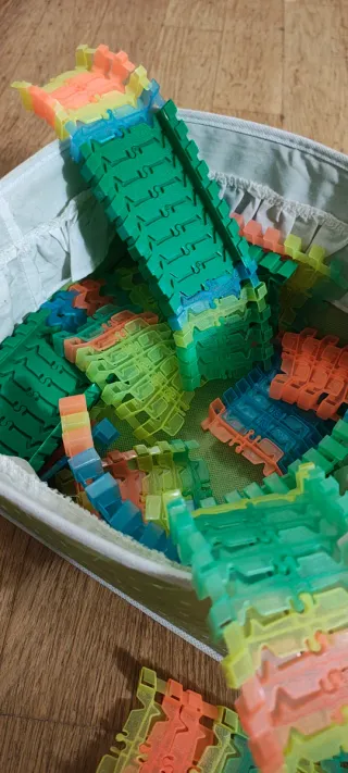 Pista costruibile con macchinine e dossi