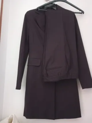 Traje pantalón berenjena