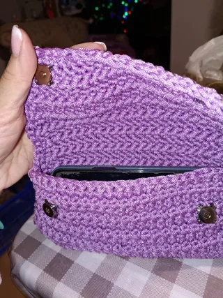 Pochette lilla con catena polso