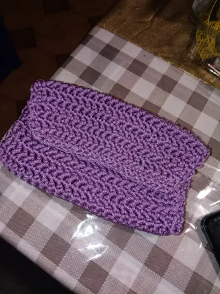 Pochette lilla con catena polso