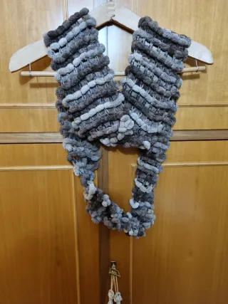 Sciarpa in lana lavorata a mano