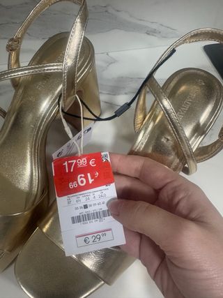 Sandalias doradas Stradivarius talla 37