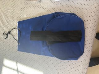 Mochila azul con logo