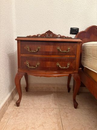 Dos mesitas de noche de madera