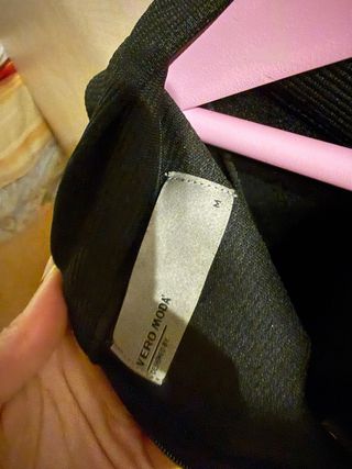 Camiseta sin mangas negra cuello alto