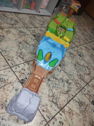 Pista Hot Wheels Monster Trucks