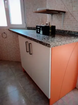 Cocina modular naranja y blanca