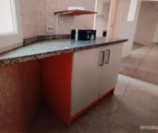 Cocina modular naranja y blanca