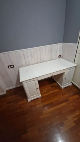 Escritorio blanco grande con almacenaje