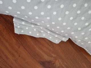 Almohada de lactancia gris lunares