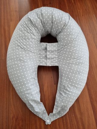 Almohada de lactancia gris lunares