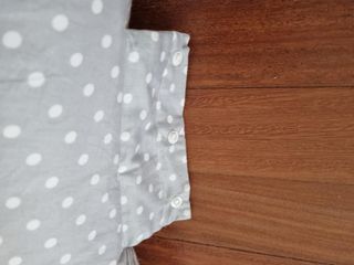 Almohada de lactancia gris lunares