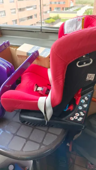Silla de coche Chicco roja y gris