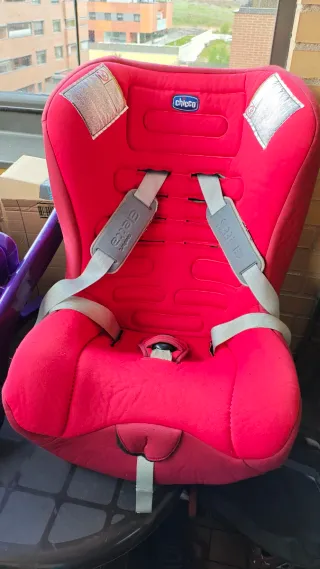 Silla de coche Chicco roja y gris