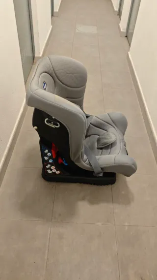 Silla de coche Chicco roja y gris