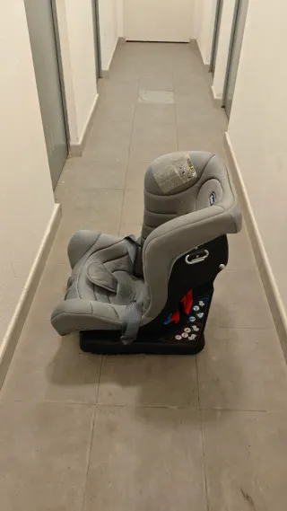 Silla de coche Chicco roja y gris