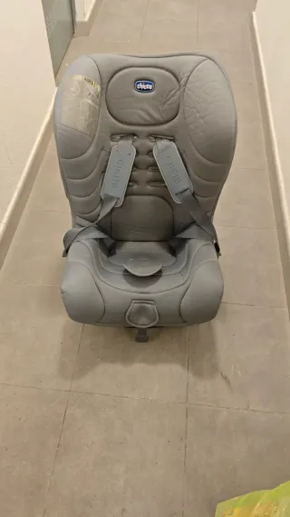 Silla de coche Chicco roja y gris