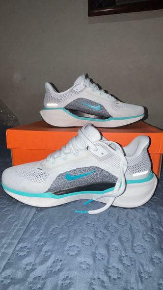 Zapatillas Nike Pegasus Blancas y Turquesa
