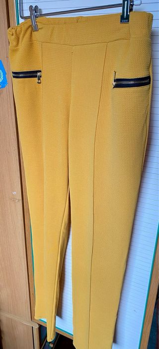 Pantalones amarillos con cremallera
