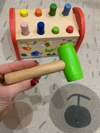 Juguete de golpear de madera con martillo