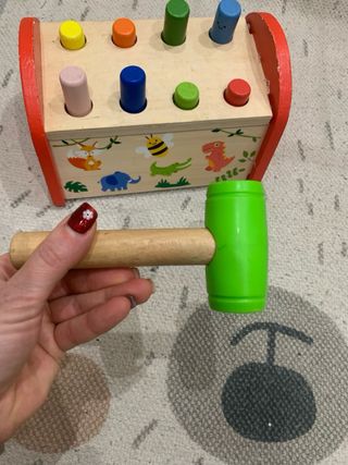 Juguete de golpear de madera con martillo