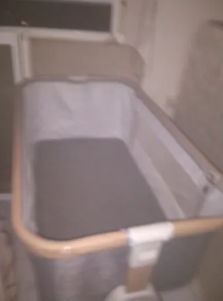 Minicuna de madera y tela gris