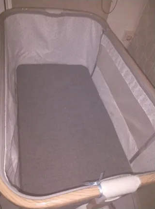 Minicuna de madera y tela gris