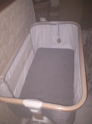 Minicuna de madera y tela gris