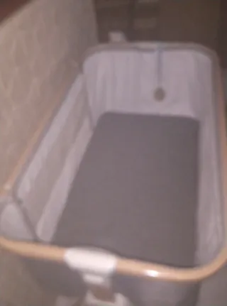 Minicuna de madera y tela gris