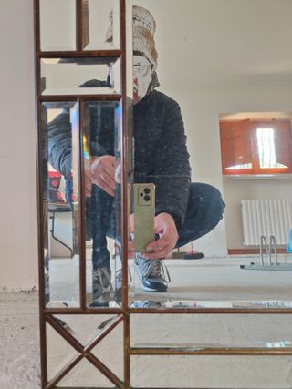 Specchio ad arco con cornice dorata