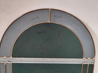 Specchio ad arco con cornice dorata